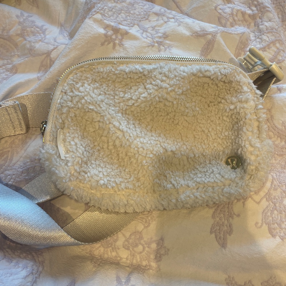 Everywhere Belt Bag 1L Fleece WHITE OPAL/GOLD